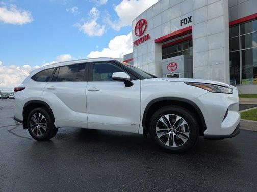 Pearl 2026 Toyota Highlander Hybrid XLE