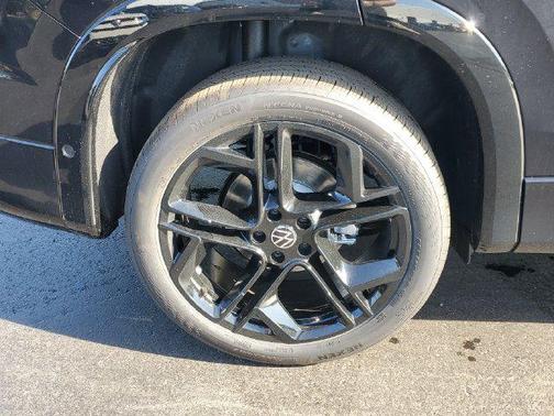 Deep Black Pearl 2026 Volkswagen Tiguan 2.0T SE R-Line Black 4MOTION