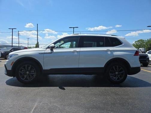 Opal White Pearl 2023 Volkswagen Tiguan 2.0T SE