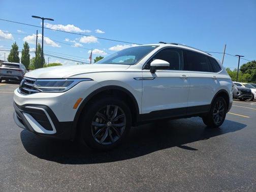 Opal White Pearl 2023 Volkswagen Tiguan 2.0T SE