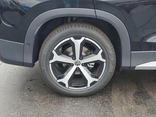 deep black pearl 2026 Volkswagen Tiguan 2.0T SE