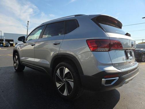 Silver Metallic 2023 Volkswagen Taos 1.5T SE