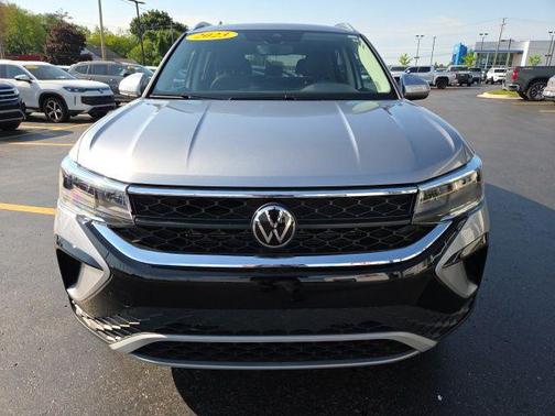 Silver Metallic 2023 Volkswagen Taos 1.5T SE