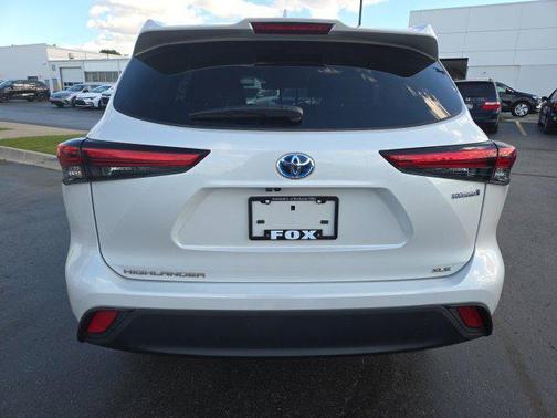 Wind Chill Pearl 2023 Toyota Highlander Hybrid XLE