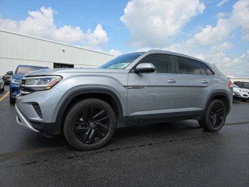 Silver Metallic 2023 Volkswagen Atlas Cross Sport 3.6L V6 SE w/Technology