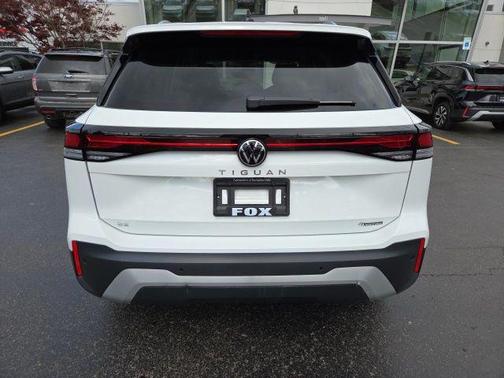 Pure White 2025 Volkswagen Tiguan 2.0T SE 4MOTION