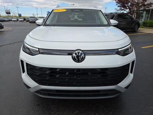 Pure White 2025 Volkswagen Tiguan 2.0T SE 4MOTION