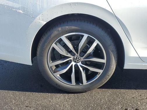 Opal White Pearl 2027 Volkswagen Jetta 1.4T SE