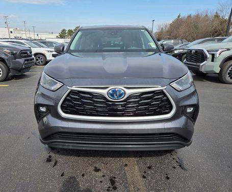 Magnetic Gray Metallic 2023 Toyota Highlander Hybrid LE