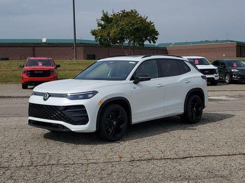 2025 Volkswagen Tiguan 2.0T SE R-Line Black