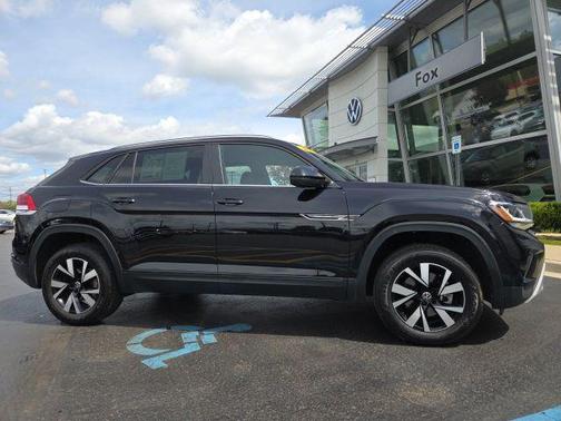 Deep Black 2023 Volkswagen Atlas Cross Sport 2.0T SE