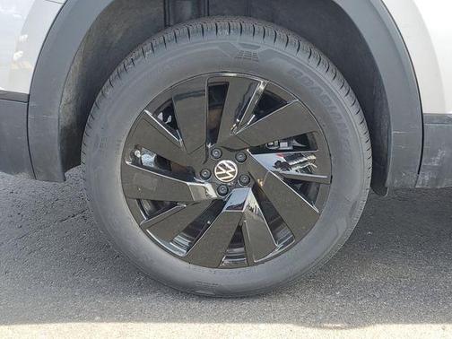 2025 Volkswagen Atlas 2.0T SE w/Technology 4MOTION
