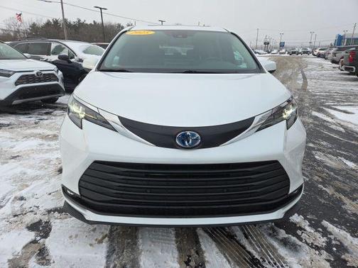 2025 Toyota Sienna XLE