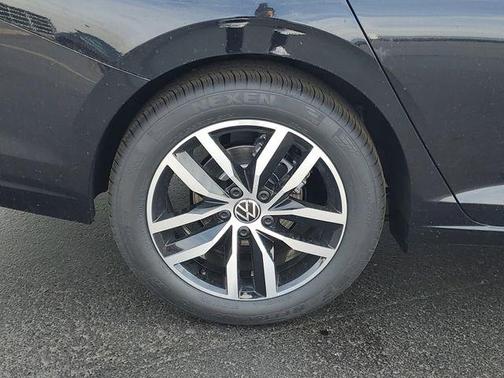 Deep Black Pearl 2026 Volkswagen Jetta 1.4T SE