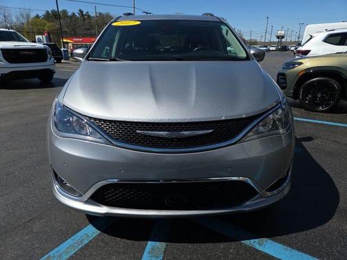 Billet Silver Metallic Clearcoat 2017 Chrysler Pacifica Touring-L