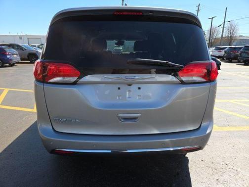 Billet Silver Metallic Clearcoat 2017 Chrysler Pacifica Touring-L