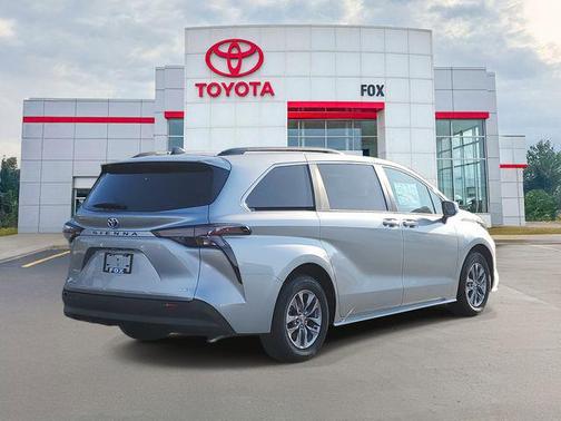 2025 Toyota Sienna LE