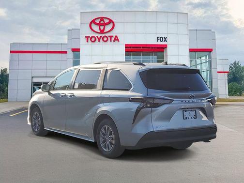 2025 Toyota Sienna LE
