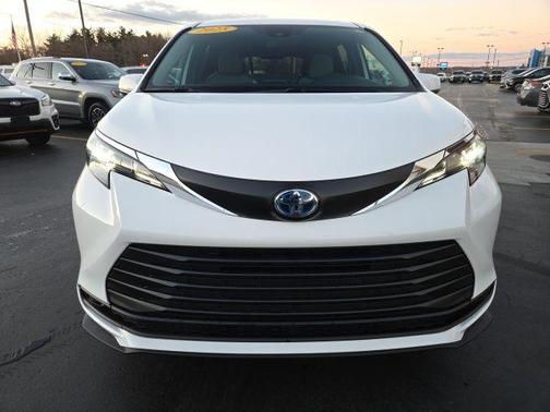 2025 Toyota Sienna LE