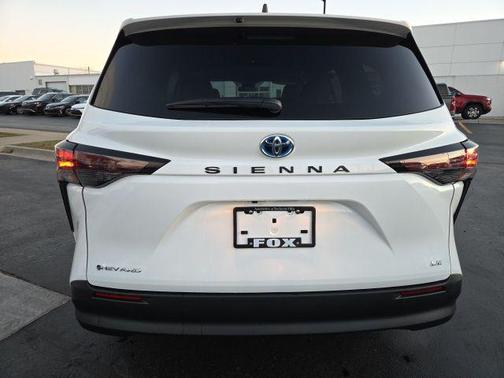 2025 Toyota Sienna LE