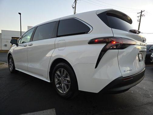 2025 Toyota Sienna LE