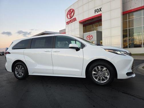 2025 Toyota Sienna LE