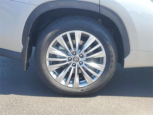 2025 Toyota Highlander Hybrid Platinum