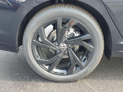 Deep Black Pearl 2026 Volkswagen Jetta 1.4T SE