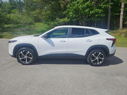 Summit White 2024 Chevrolet Trax FWD 1RS