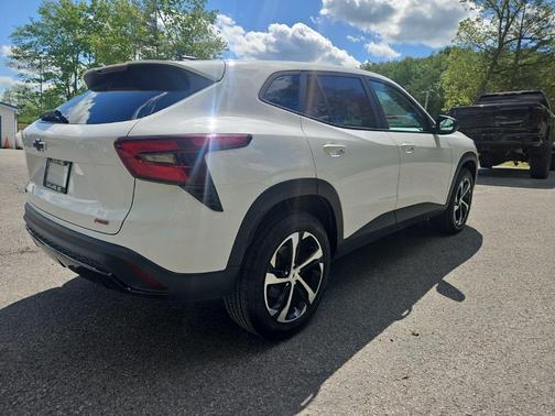 Summit White 2024 Chevrolet Trax FWD 1RS