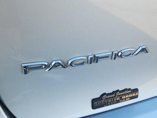 2024 Chrysler Pacifica Touring-L