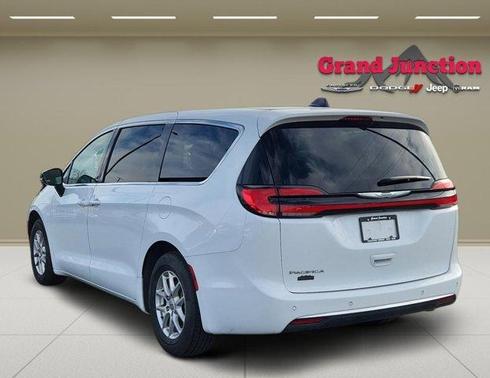 2024 Chrysler Pacifica Touring-L