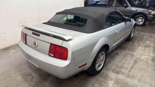 2005 Ford Mustang Deluxe