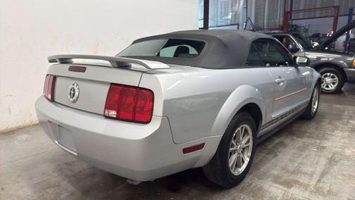 2005 Ford Mustang Deluxe