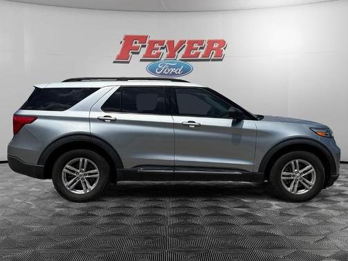 ICONIC SILVER METALLIC 2022 Ford Explorer XLT