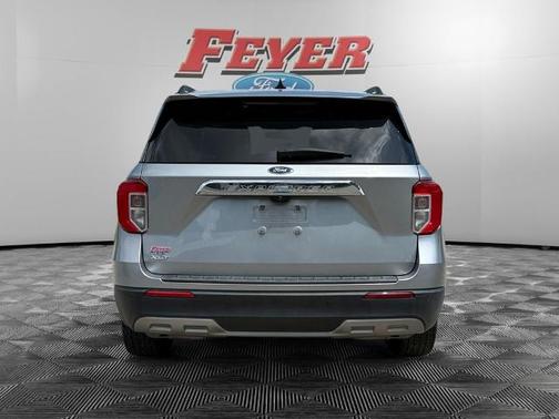 ICONIC SILVER METALLIC 2022 Ford Explorer XLT