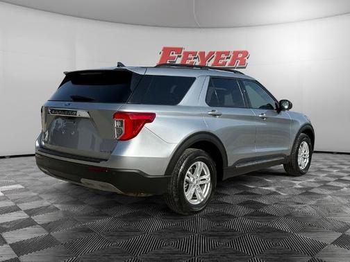 ICONIC SILVER METALLIC 2023 Ford Explorer XLT