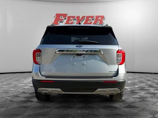 ICONIC SILVER METALLIC 2023 Ford Explorer XLT