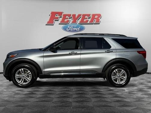 ICONIC SILVER METALLIC 2023 Ford Explorer XLT