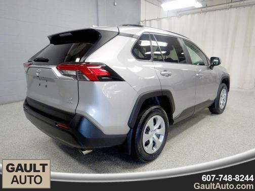 Photo 3 of 27 of 2019 Toyota RAV4 LE