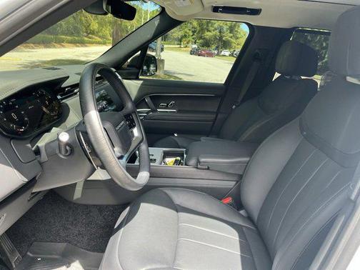 2025 Land Rover Range Rover P530 SE 7 Seat
