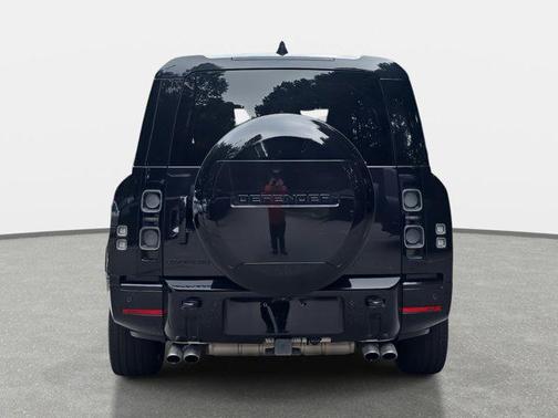 2024 Land Rover Defender V8