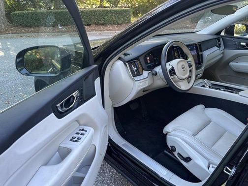2022 Volvo XC60 B5 Inscription