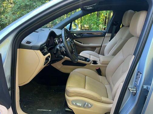 Dolomite Silver Metallic 2025 Porsche Macan Macan