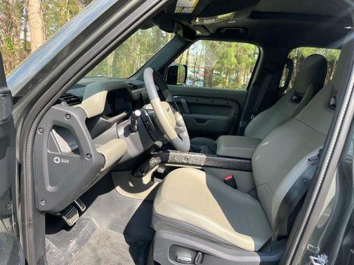 Faroe Green Premium Metallic 2025 Land Rover Defender 110 V8