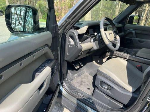 Faroe Green Premium Metallic 2025 Land Rover Defender 110 V8