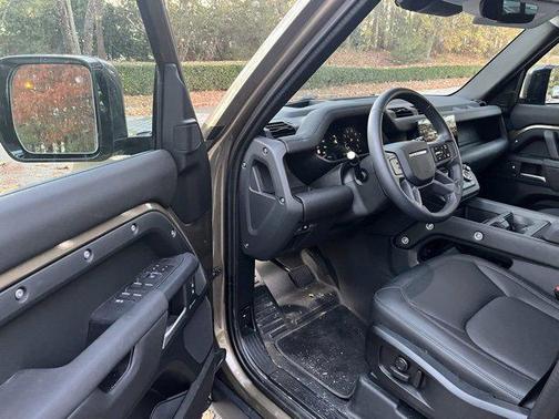 2025 Land Rover Defender 110 P300