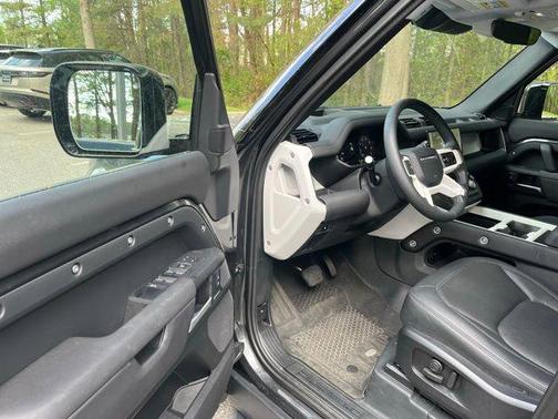 2025 Land Rover Defender 110 P300