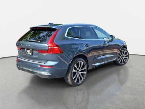 2023 Volvo XC60 B5 Ultimate Bright Theme