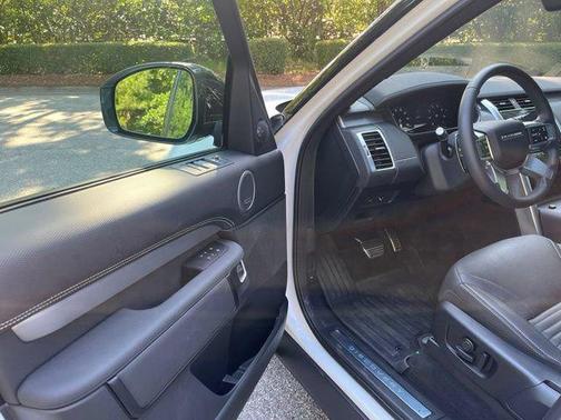 Fuji White 2025 Land Rover Discovery P300 Dynamic SE